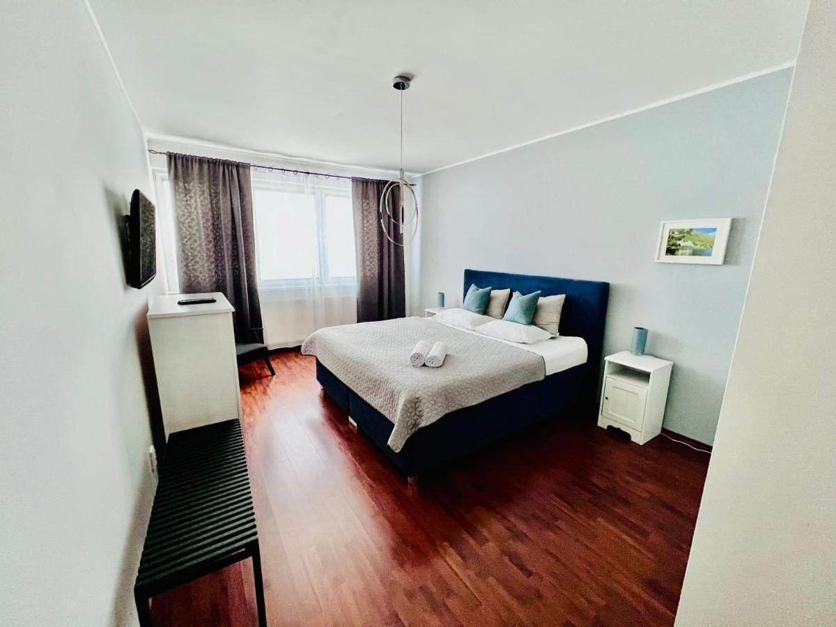 Bl Luxury Apartment, 24Hr Self Check-In, Free Private Garage Parking, Panoramic Views From Balcony, 5 Minute Walk To City Center Banska Bystrica Exterior photo