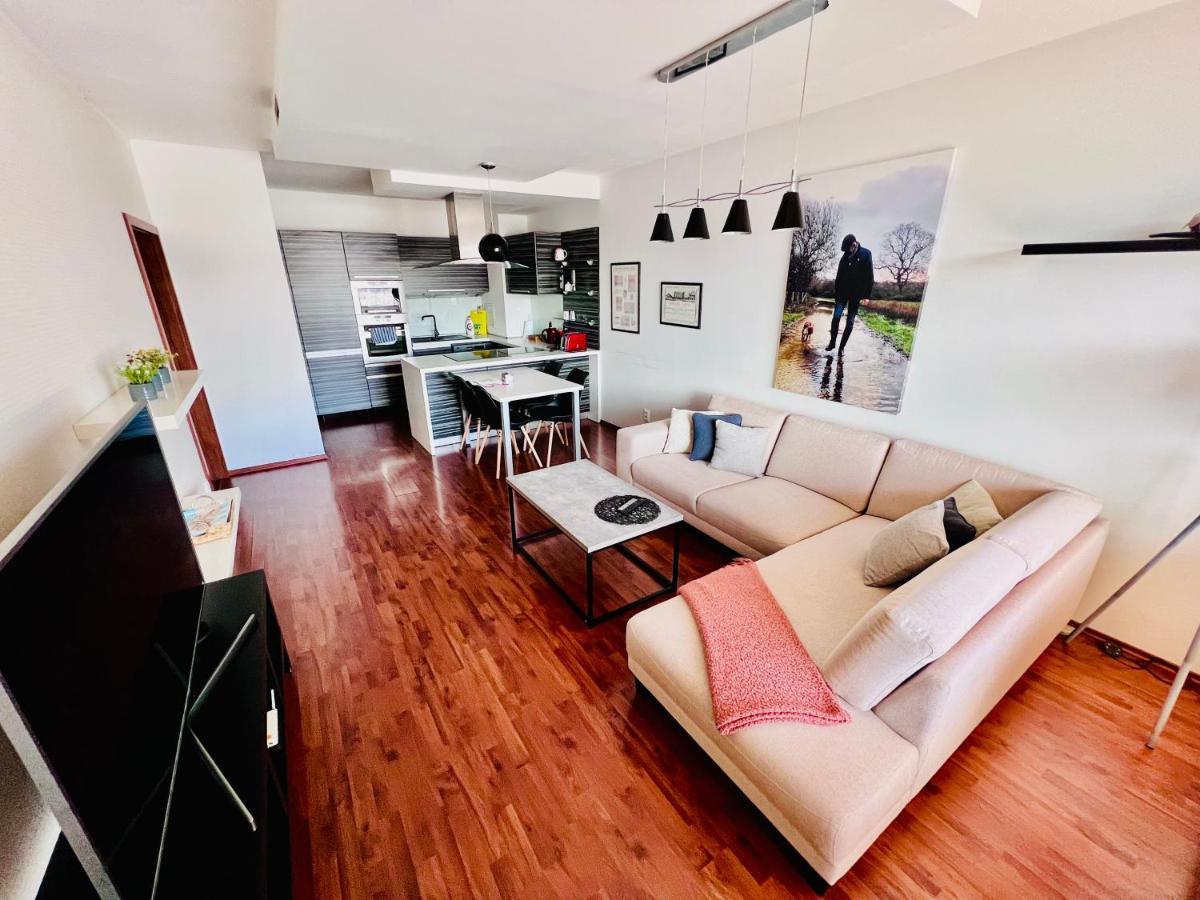 Bl Luxury Apartment, 24Hr Self Check-In, Free Private Garage Parking, Panoramic Views From Balcony, 5 Minute Walk To City Center Banska Bystrica Exterior photo