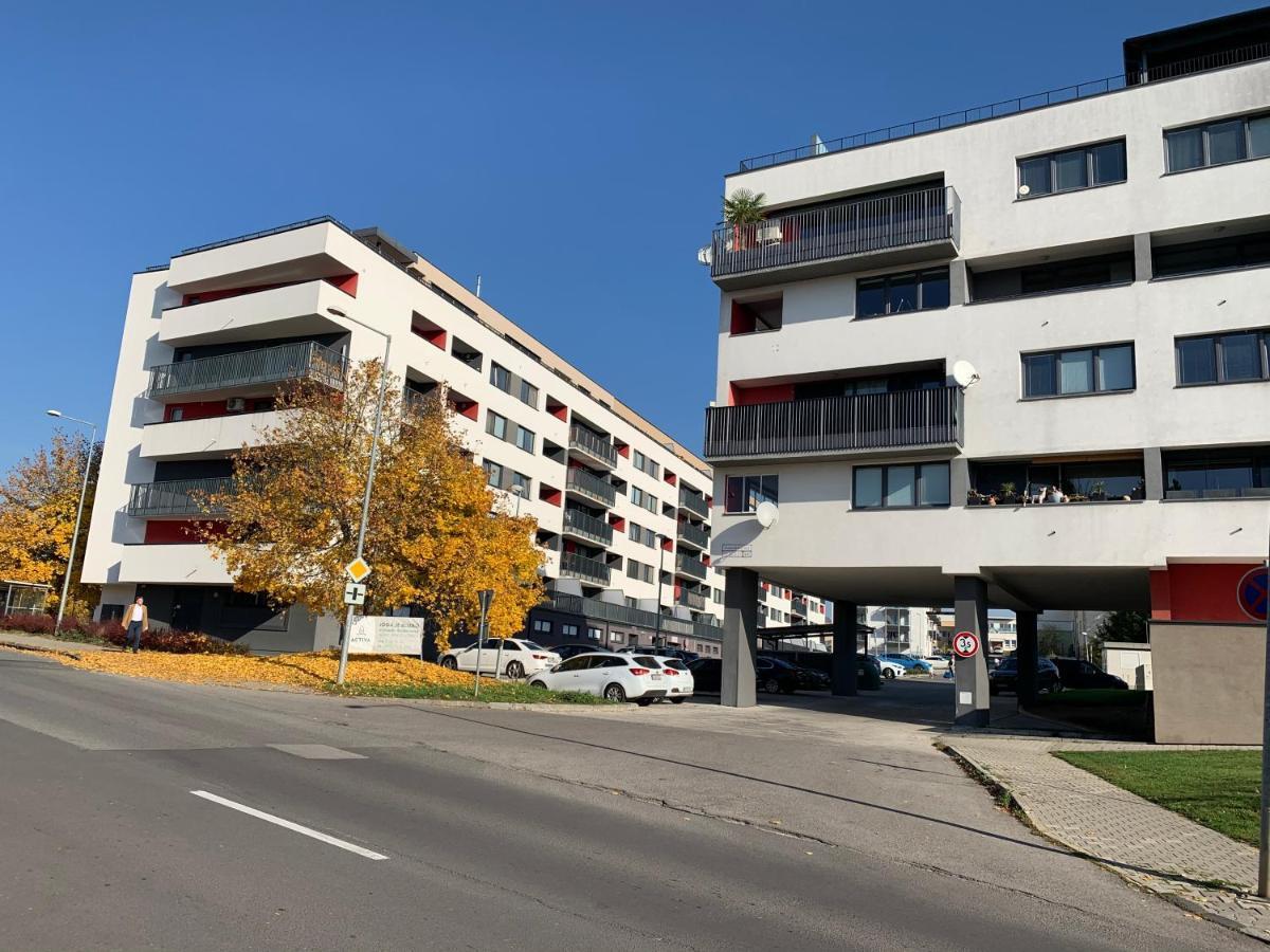 Bl Luxury Apartment, 24Hr Self Check-In, Free Private Garage Parking, Panoramic Views From Balcony, 5 Minute Walk To City Center Banska Bystrica Exterior photo